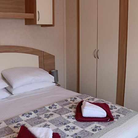 Palm 1 Park Home With Hot Tub Суонидж Экстерьер фото