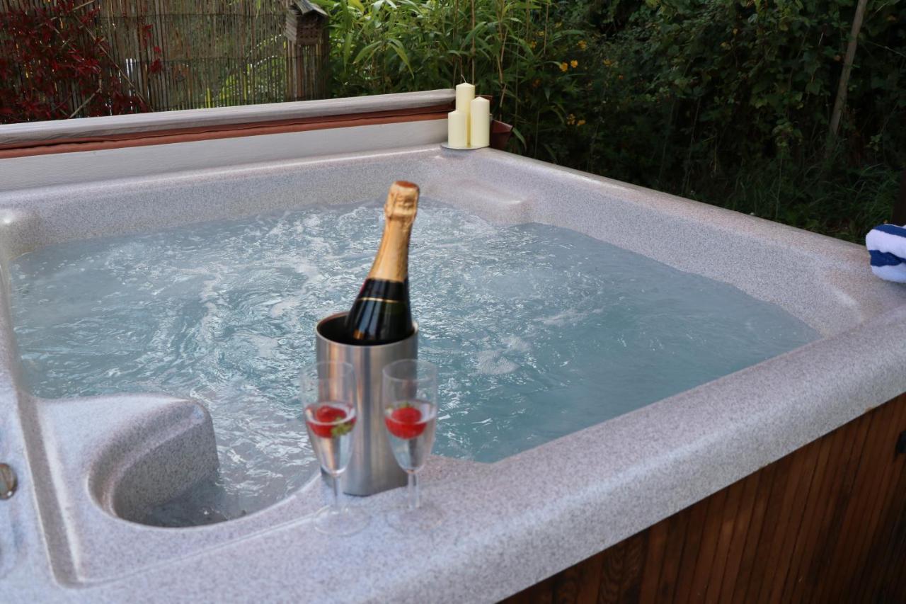 Palm 1 Park Home With Hot Tub Суонидж Экстерьер фото