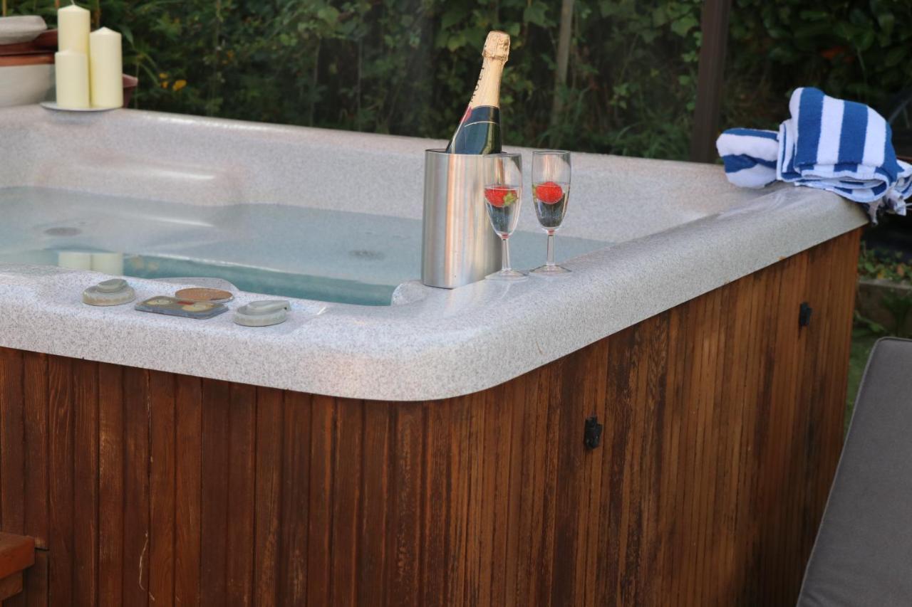 Palm 1 Park Home With Hot Tub Суонидж Экстерьер фото