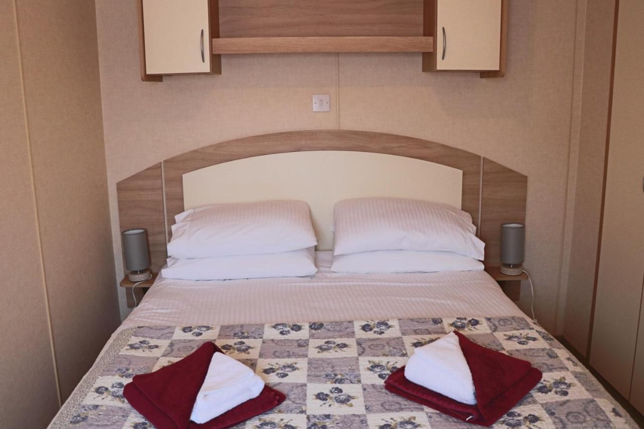Palm 1 Park Home With Hot Tub Суонидж Экстерьер фото