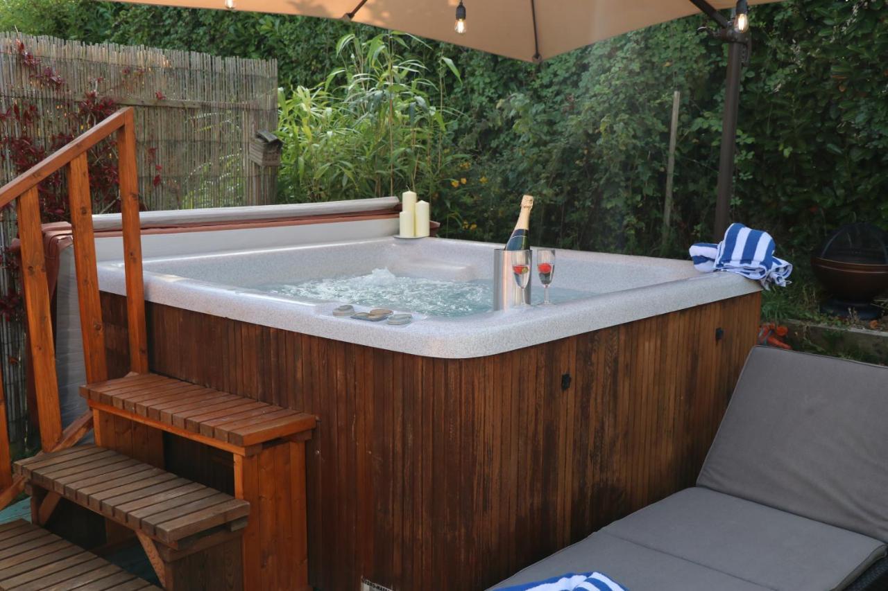 Palm 1 Park Home With Hot Tub Суонидж Экстерьер фото