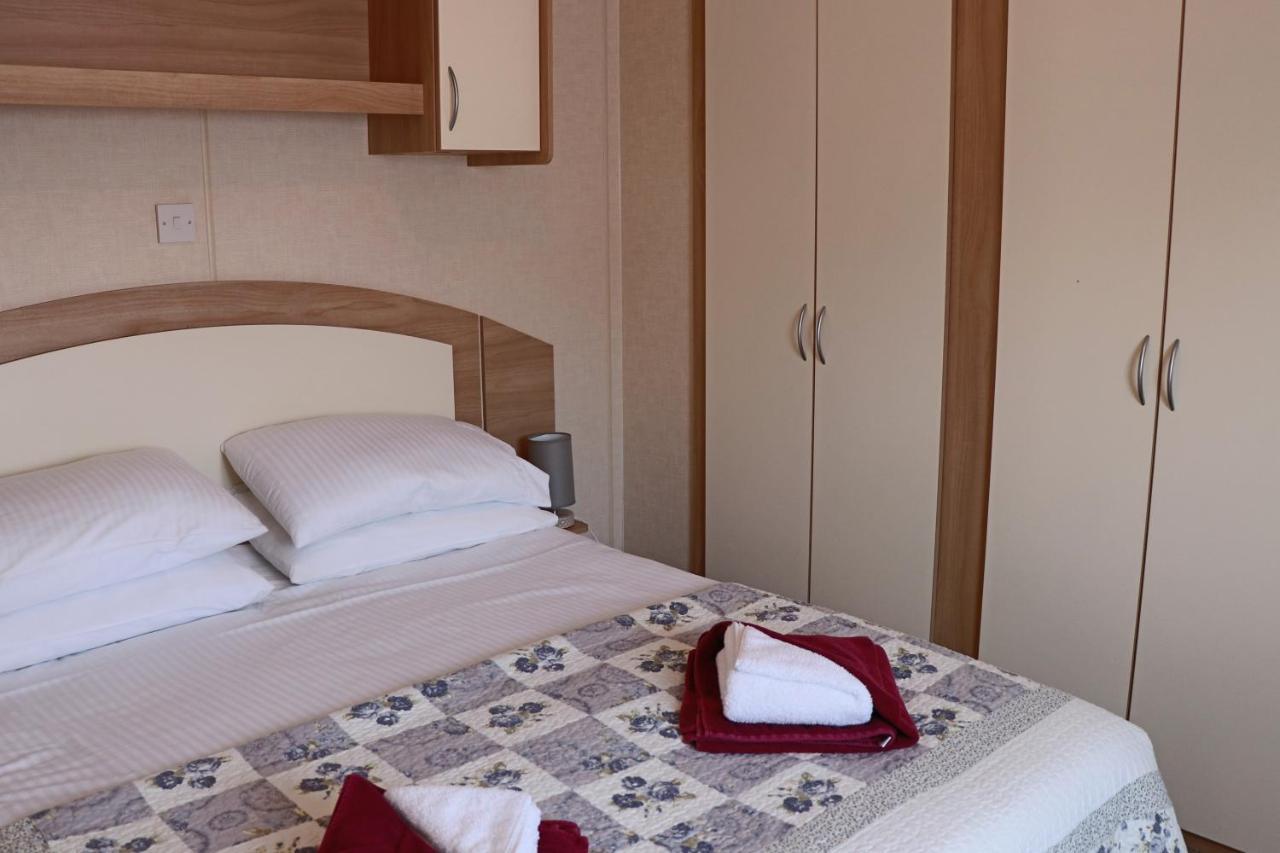 Palm 1 Park Home With Hot Tub Суонидж Экстерьер фото