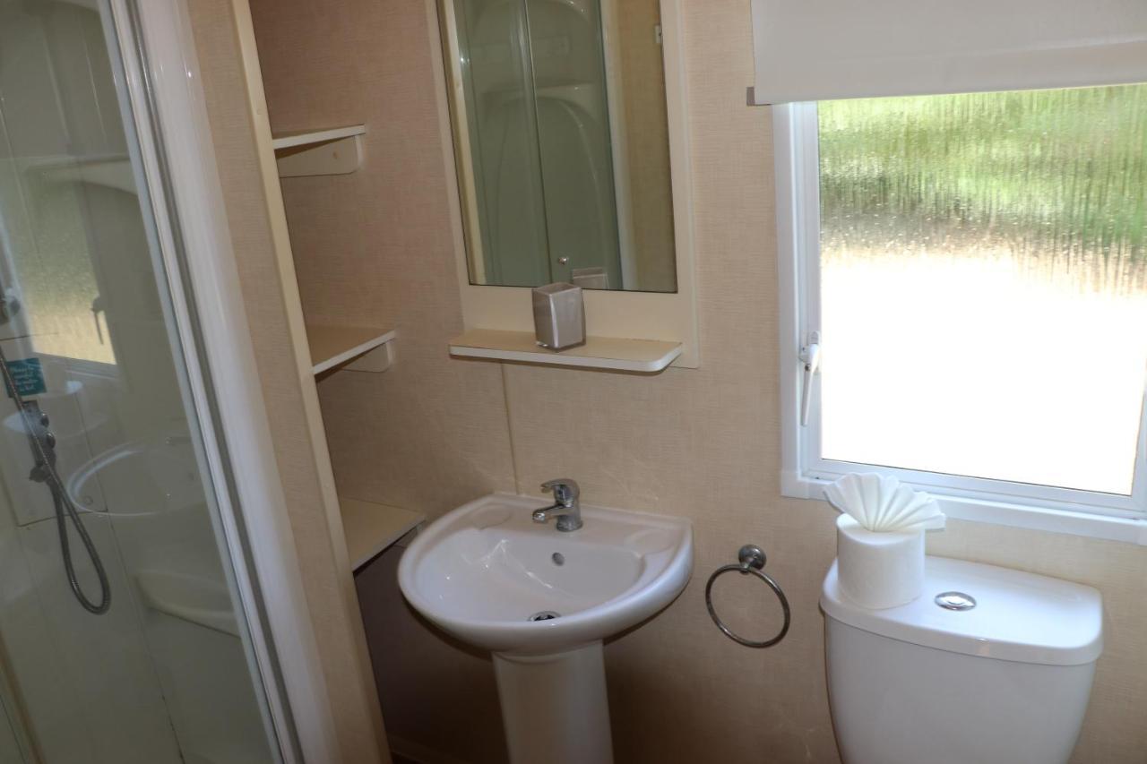 Palm 1 Park Home With Hot Tub Суонидж Экстерьер фото