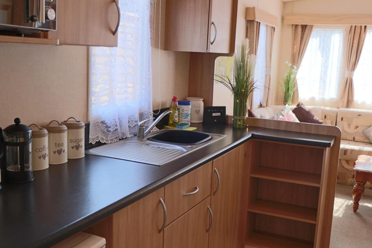 Palm 1 Park Home With Hot Tub Суонидж Экстерьер фото