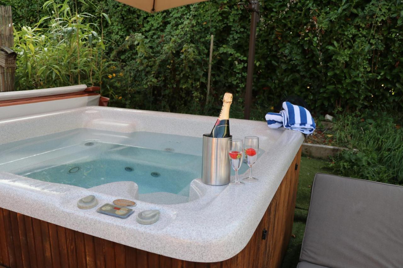 Palm 1 Park Home With Hot Tub Суонидж Экстерьер фото