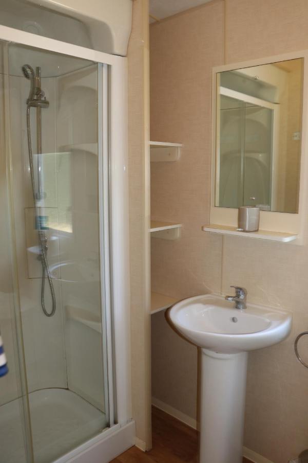 Palm 1 Park Home With Hot Tub Суонидж Экстерьер фото